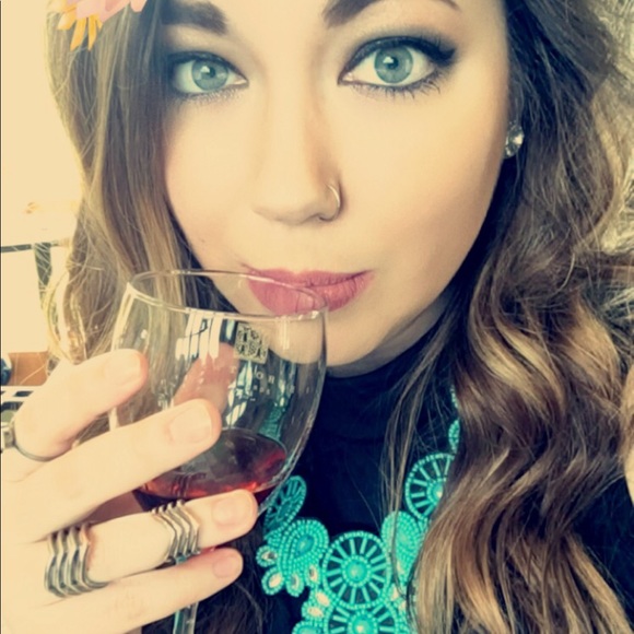 Meet your Posher, Mariel - Picture 1 of 2